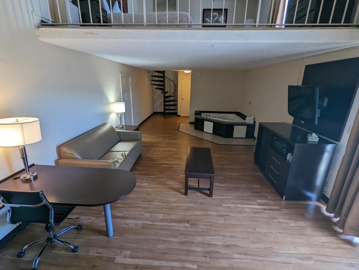Red Roof Inn Plus+ Wichita East Dış mekan fotoğraf